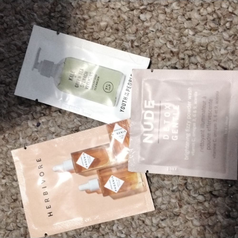 4/25 bundle item. 3 sample packs, 2 facial cleansers and 1 oil